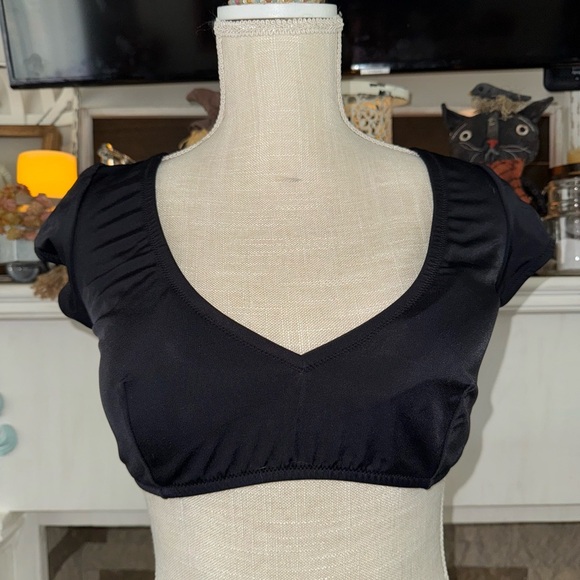 🖤🔥Victoria’s Secret black swim top purchased and never worn. Sz. L NWOT🖤🔥 - Picture 1 of 9